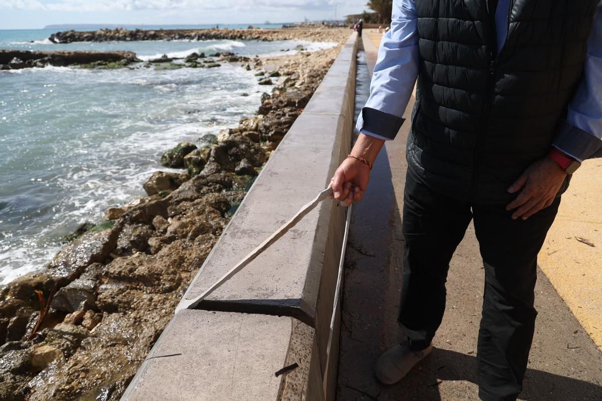 Desperfectos en el nuevo muro de la explanada de las olas.