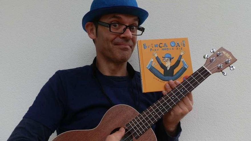 O músico Paco Nogueiras, co seu libro-cd &#039;Brinca vai!&#039;