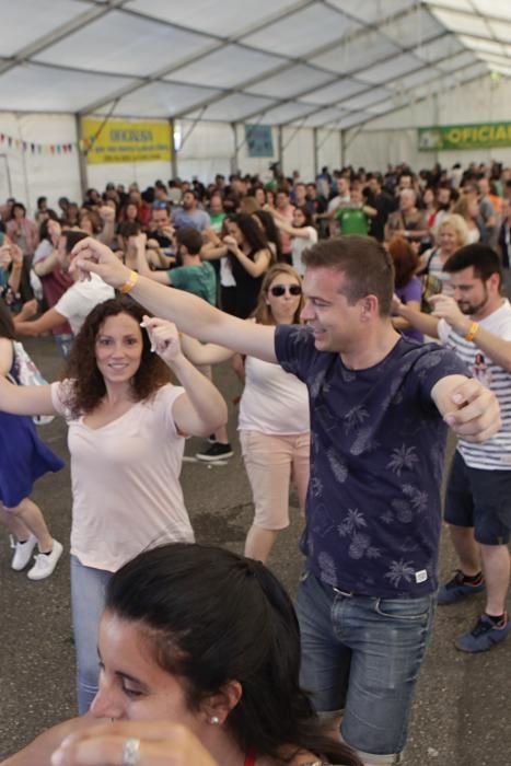 "Conciertu pola oficialidá" en Gijón.