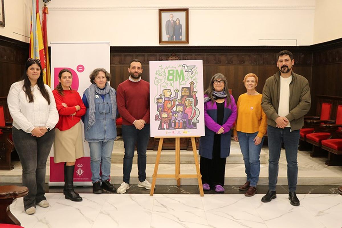 La ilustradora Cristina Durán, autoridades y representantes de colectivos que han organizado actos.