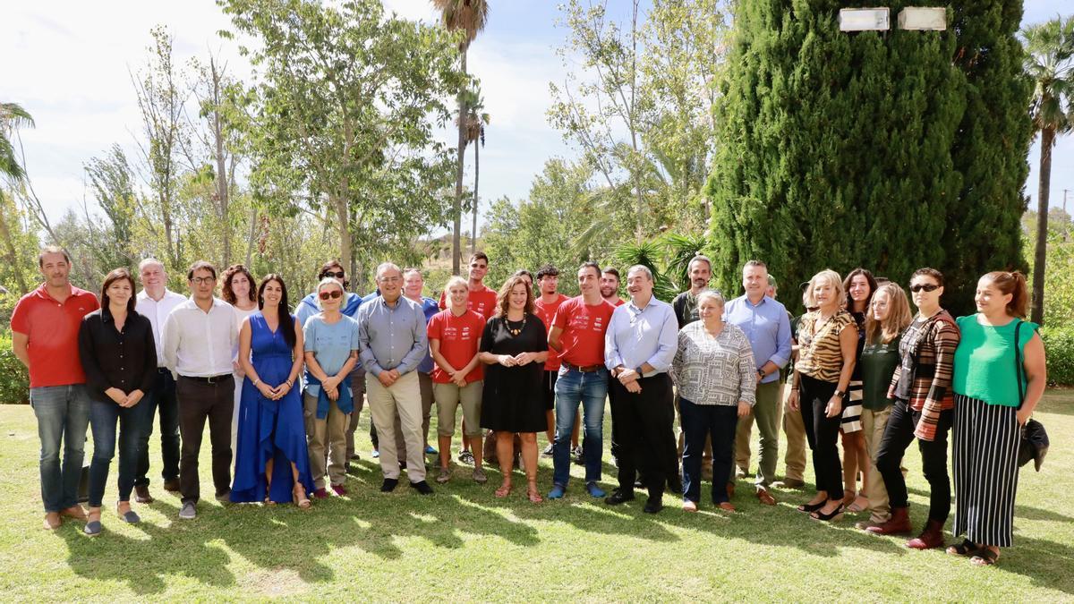 Foto de familia de participantes y autoridades, hoy en Calvià.