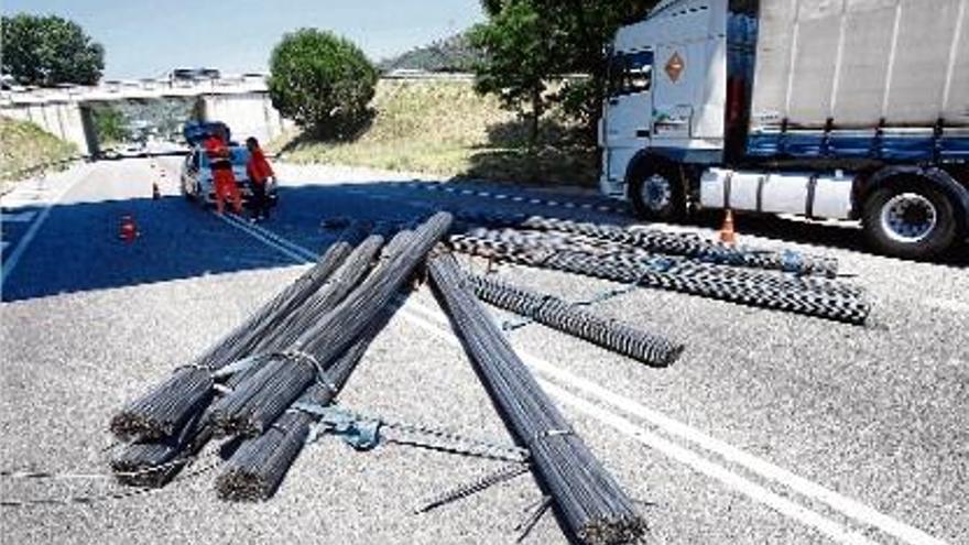 Les bigues de ferro van quedar esteses al mig de la calçada de la C-66 durant unes dues hores.