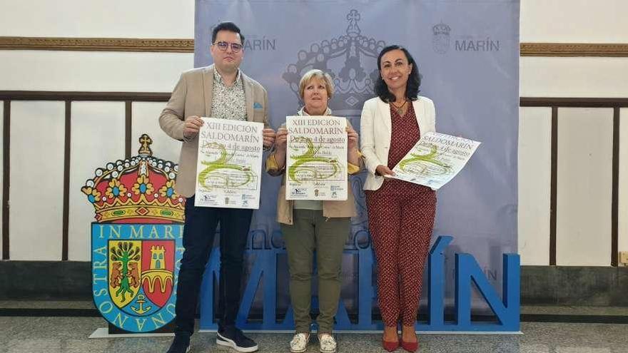 La alcaldesa y responsables de CCA A Estrela de Marín, en la presentación de Saldomarín. // S.A.