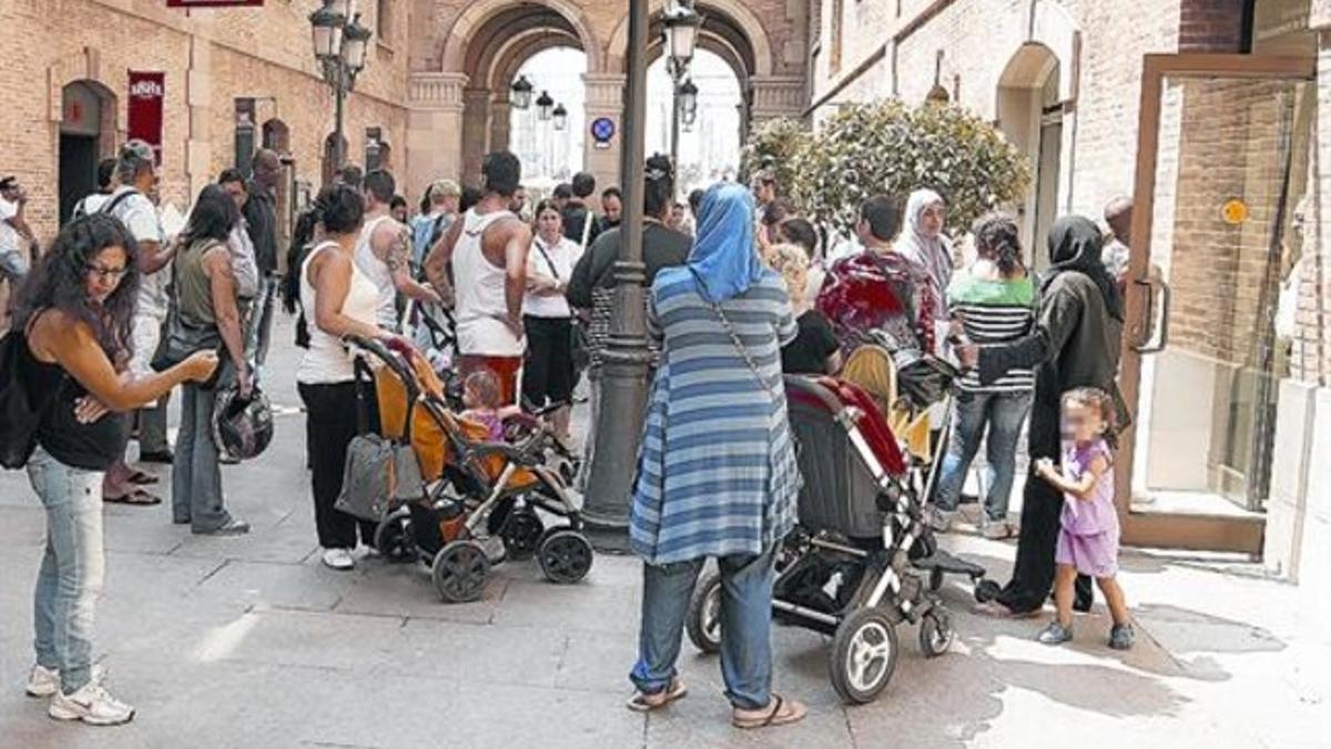 Colas de solicitantes y titulares de la renta mínima, en agosto del 2011, ante la entonces sede de Benestar.