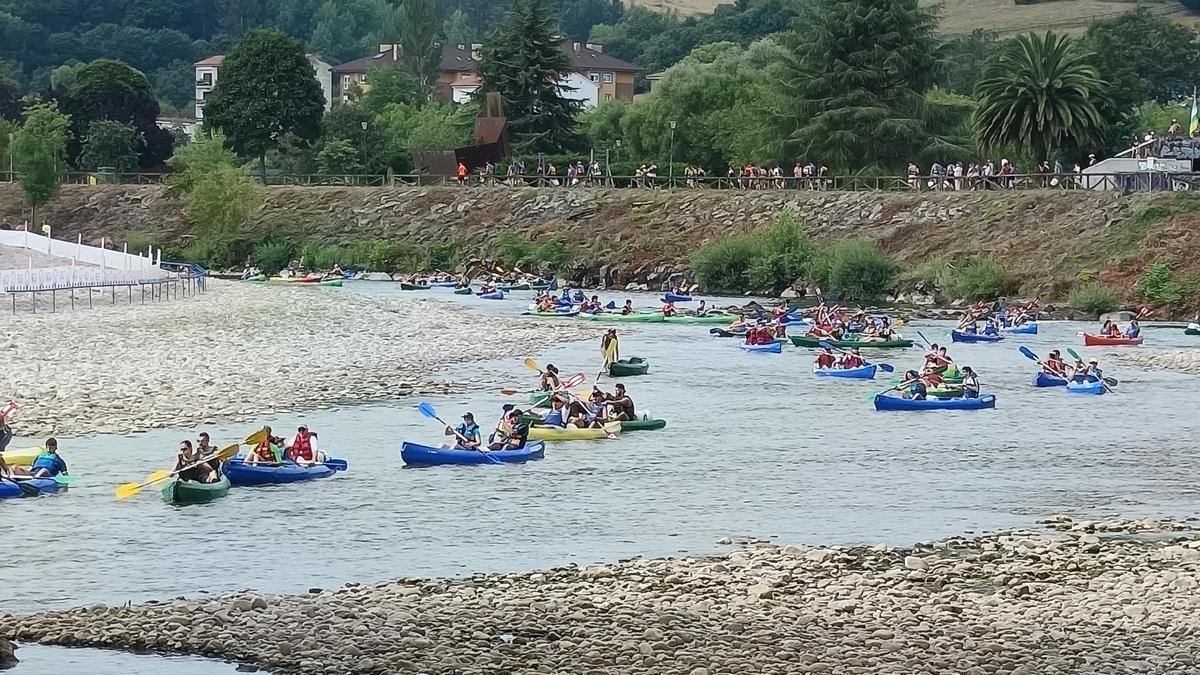 Canoas en el río Sella.