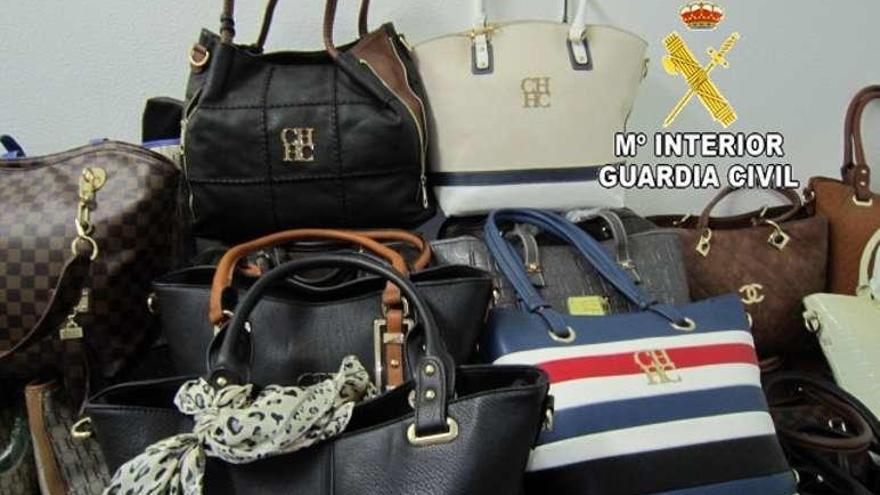 Bolsos incautados por la Guardia Civil.