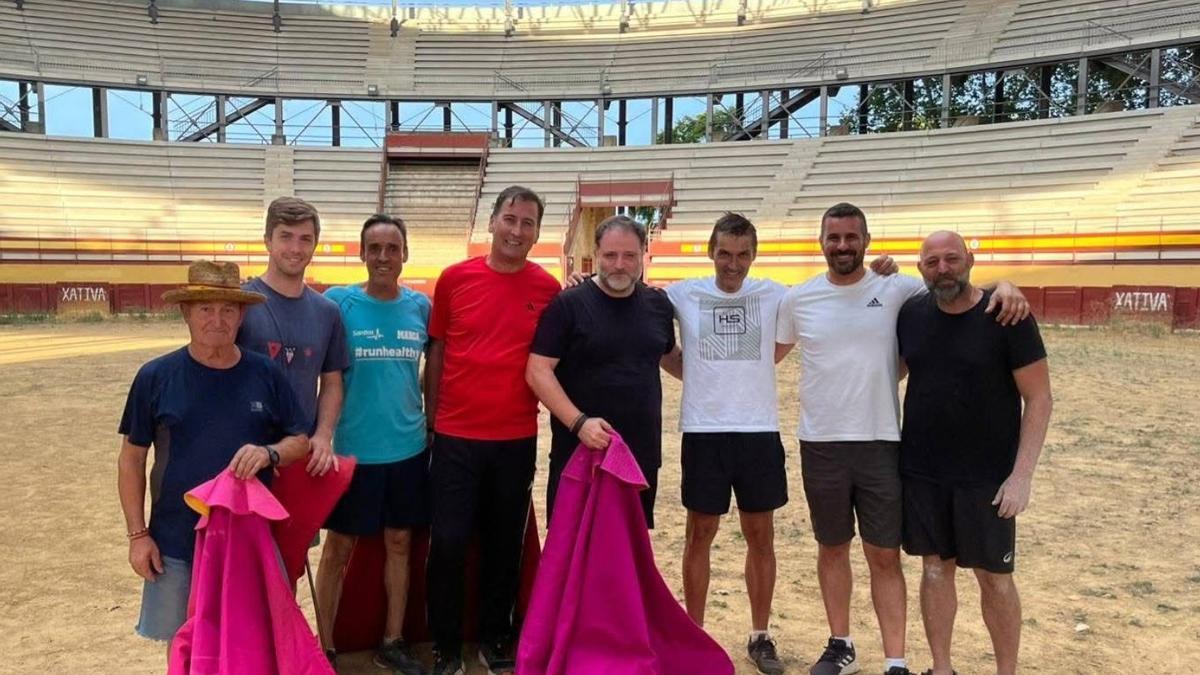 El novillero Joao d'Alva, el banderillero César Fernández y los toreros José Calvo y El Califa juntos a varios aficionados en la plaza de Xàtiva.