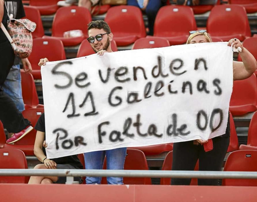 Dolor y rabia de aficionados del Mallorca en el último partido de Segunda