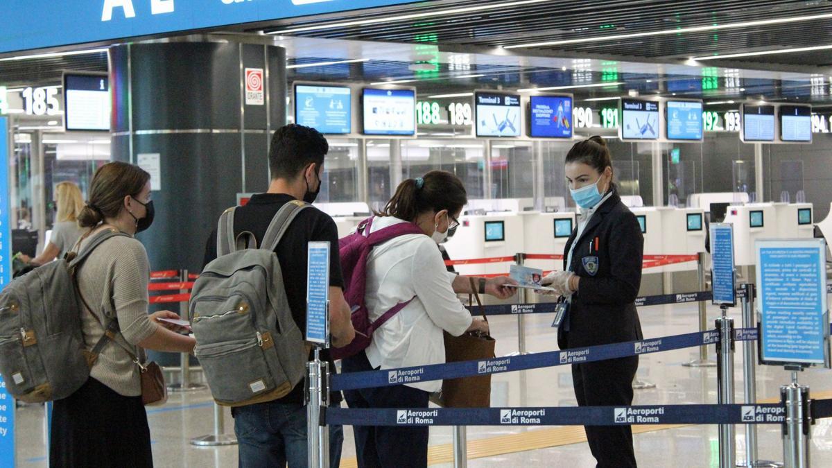 Passatgers mostrant el passaport covid en un aeroport