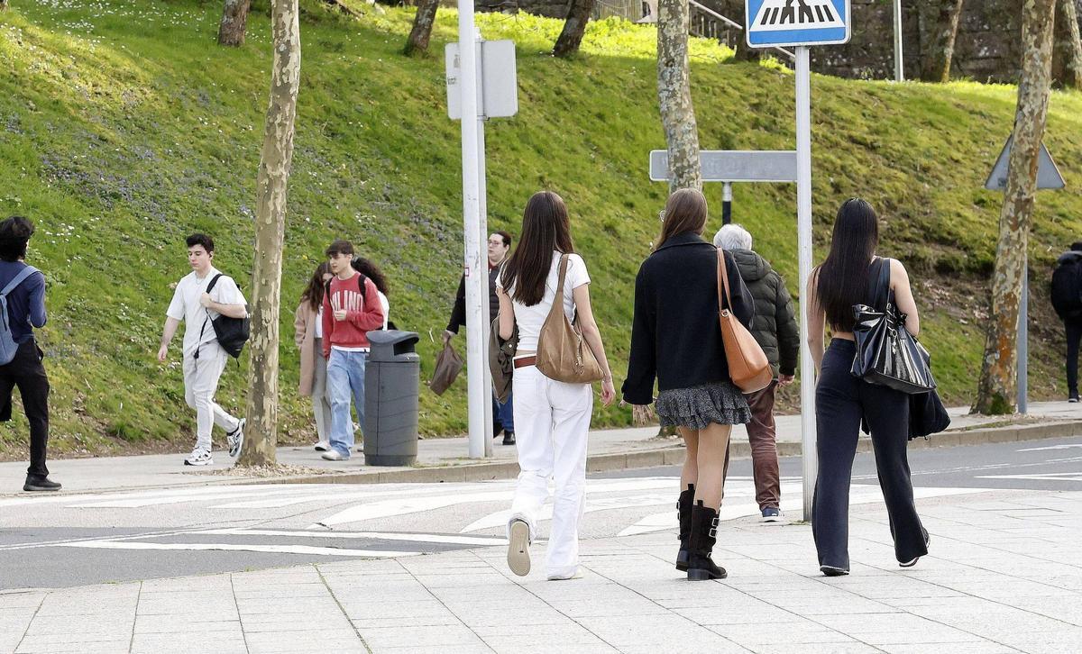 Estudiantes caminando por el Campus Norte de la Universidade de Santiago.