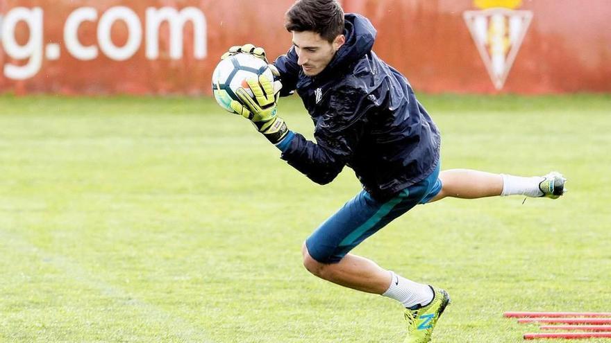 Diego Mariño bloca el balón durante el entrenamiento de ayer en Mareo.