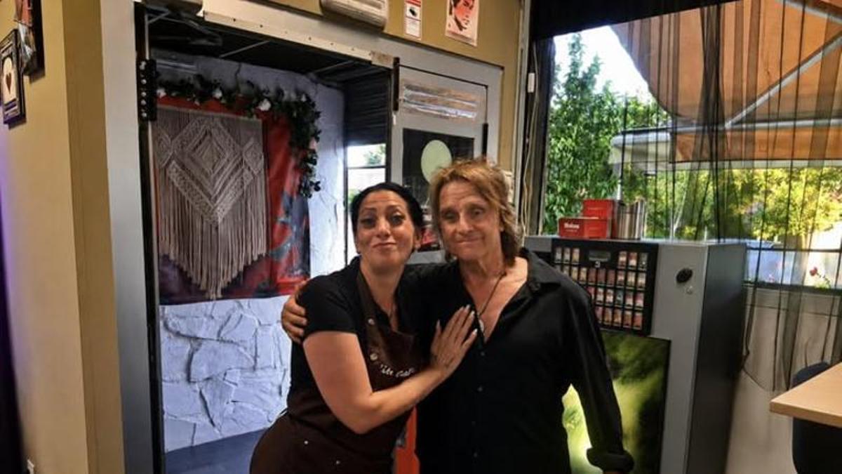 Nacho Cano posa durante su visita al restaurante emeritense.