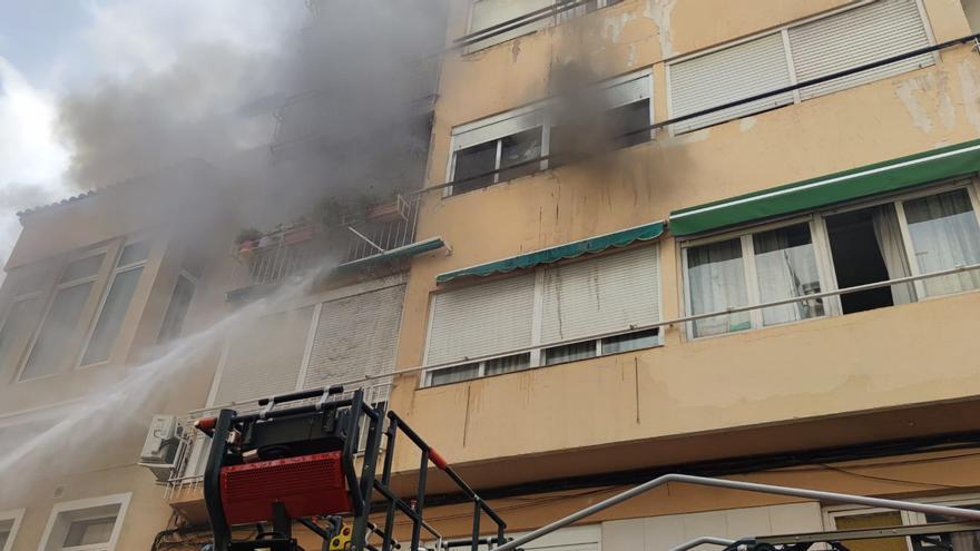 Los bomberos rescatan a un hombre atrapado en un incendio en un piso de Alicante