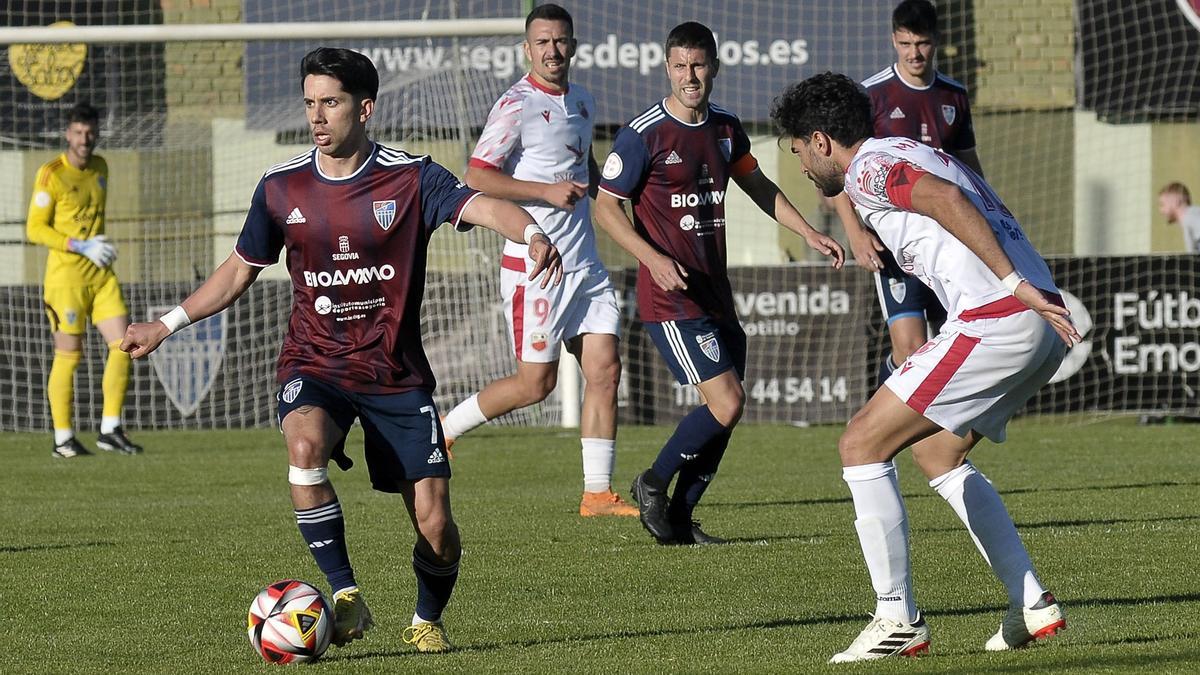 Una acción del partido entre la Gimnástica Segoviana y el Llerenense.