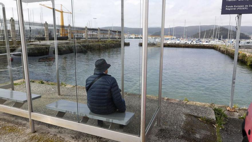 Recogen firmas para pedir que el Concello renuncie a las piscinas al inicio del paseo Alcalde Blanco