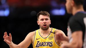 Luka Doncic acabó frustrado con el arbitraje ante los Brooklyn Nets