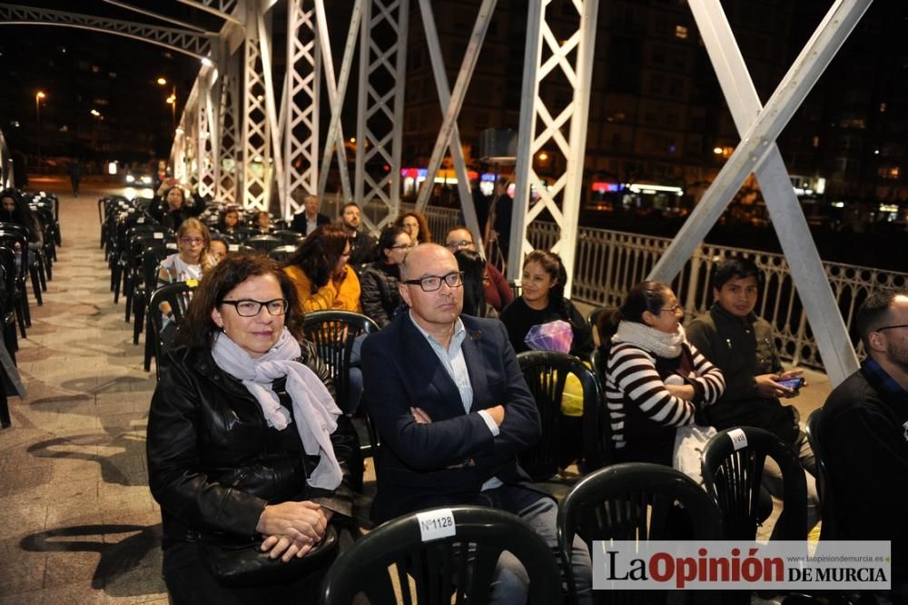 Festival de folclore en el Puente de Hierro