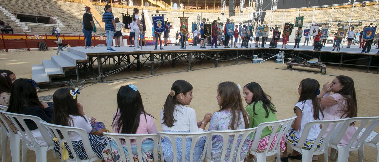 Infantiles de las Hogueras en un acto en imagen de archivo