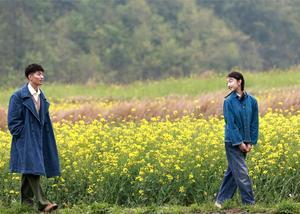 Tràiler d’Amor bajo el espino blanco