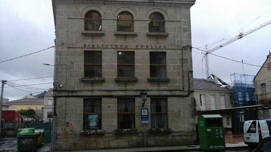 Edificio que alberga la biblioteca municipal. // L.F.