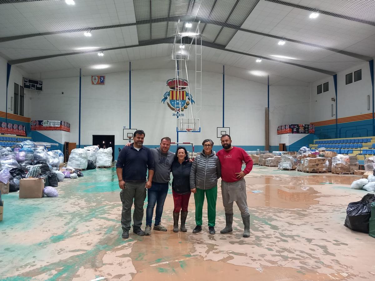Algunos voluntarios de Hinojos recogieron toneladas de materiales para enviar a Guadassuar tras la dana.
