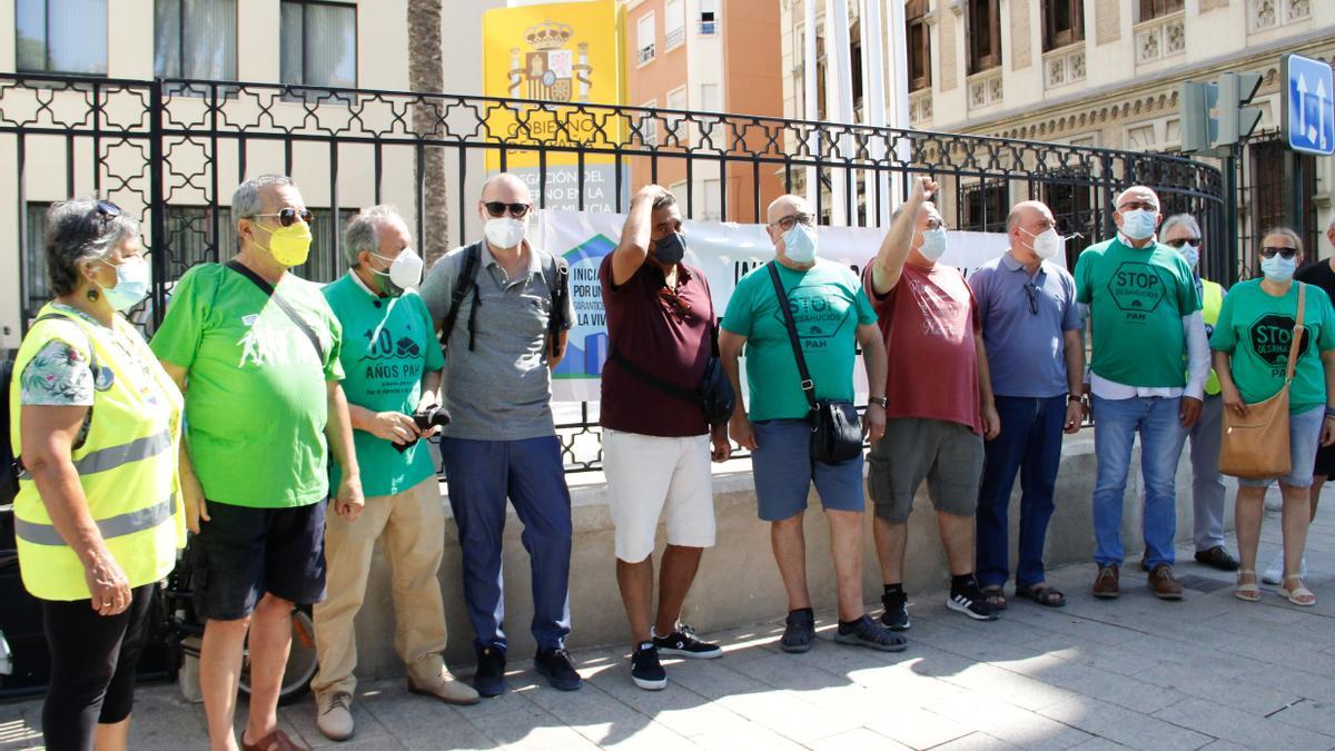 Protesta de ayer en la puerta de la Delegación del Gobierno en Murcia.