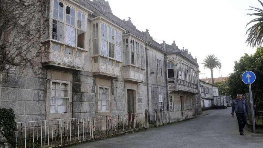 Viviendas de Dona Tomasa, O Campaneiro y Goday, ubicadas en la calle Bradomín de A Illa. // Noé Parga