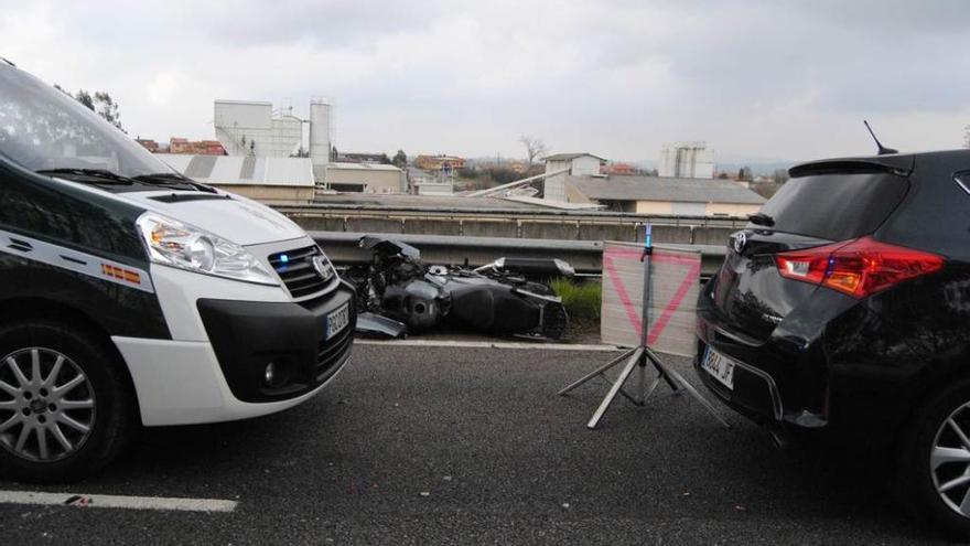 Estado en el que quedó la moto, en el arcén, tras el accidente.