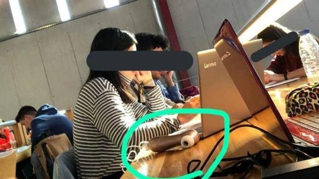 Carga el 'Satisfayer' mientras estudia en la biblioteca