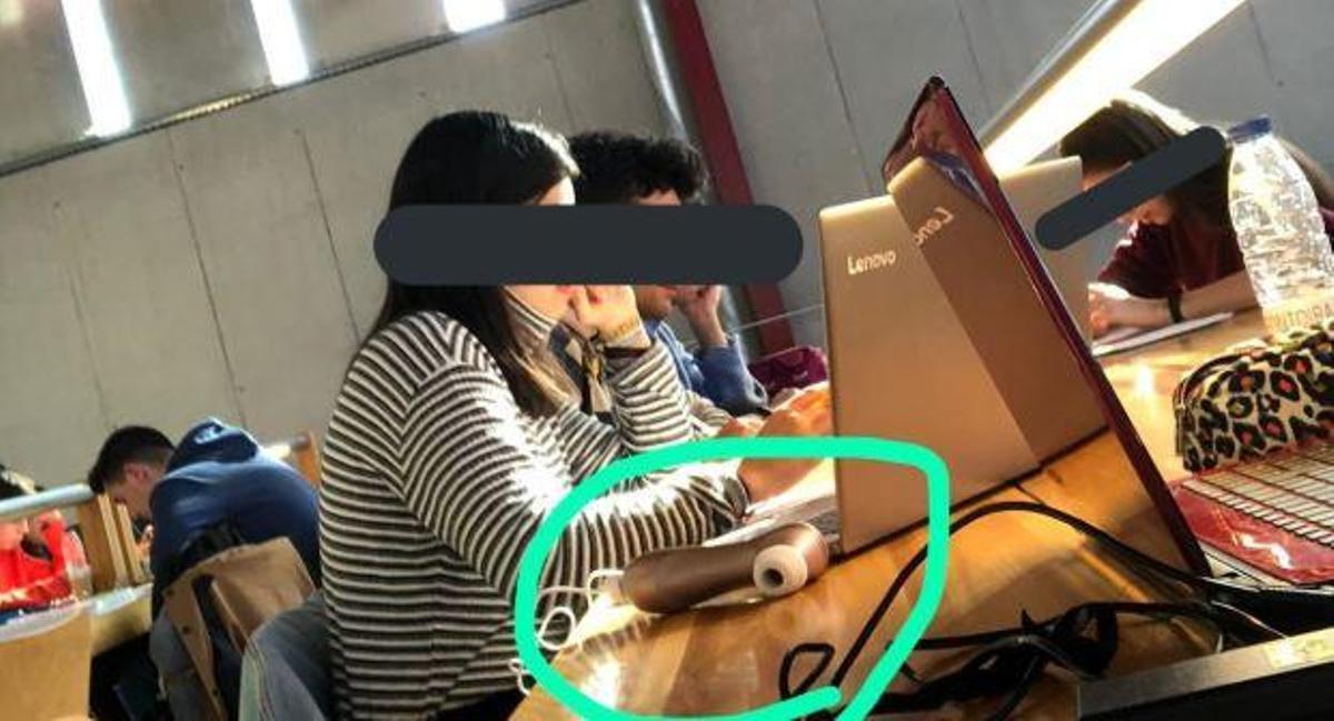 Carga el 'Satisfayer' mientras estudia en la biblioteca