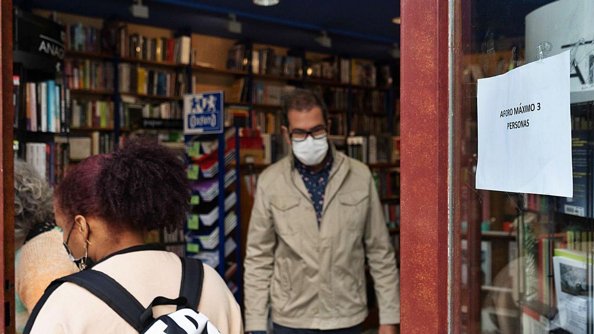 Un hombre sale de una librería.