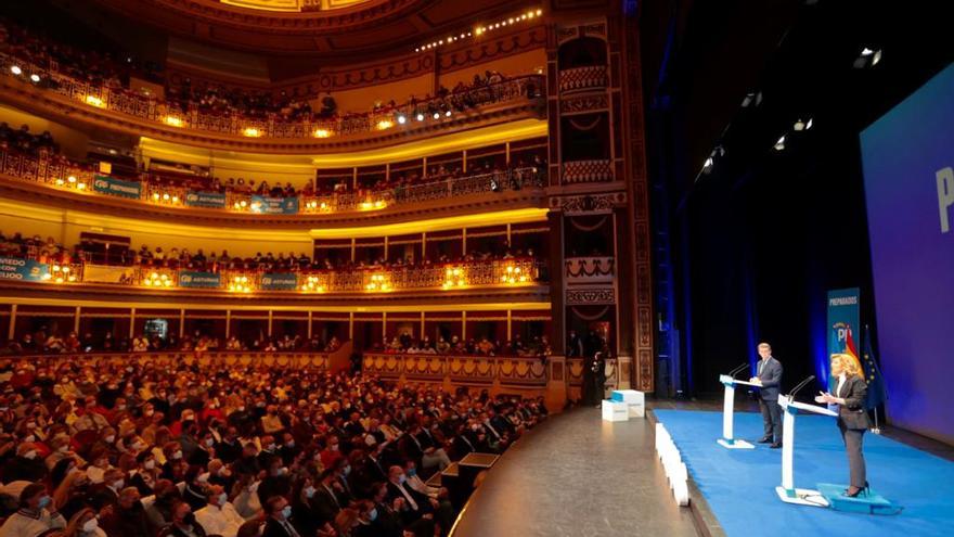 Un militante interrumpe el discurso reivindicando a Casado y se reconcilia con Feijóo después