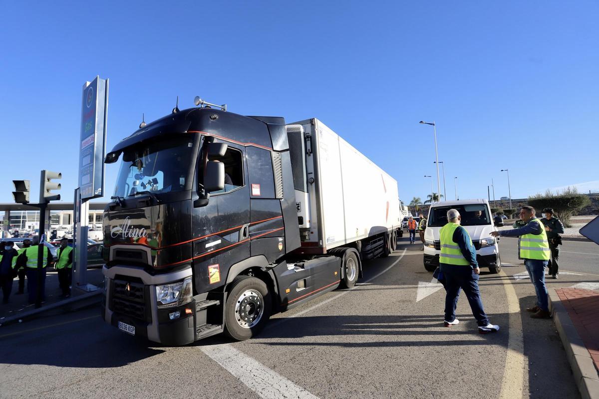 Un camión a la entrada de las instalaciones de la patronal Froet en Murcia.
