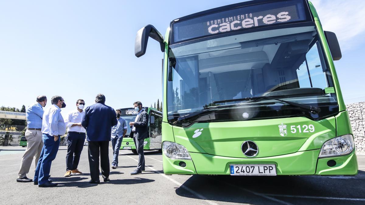 Representantes de Subus y el ayuntamiento con los nuevos autobuses.