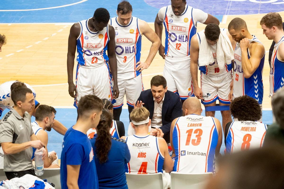 Perelló habla con sus jugadores durante un tiempo muerto