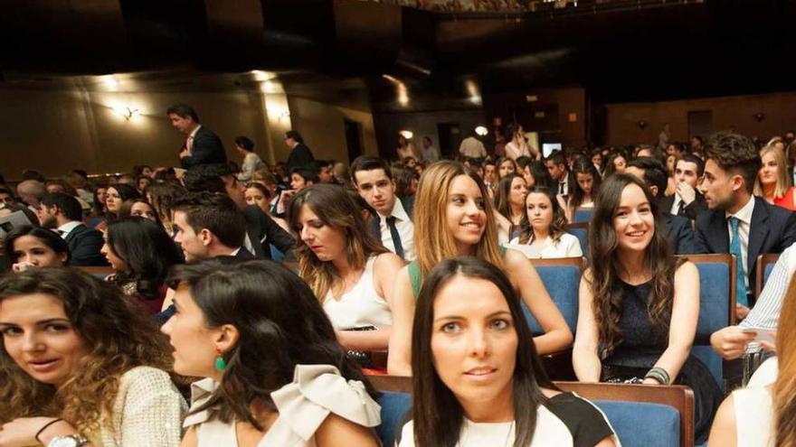 Multitudinaria graduación en la Facultad de Economía