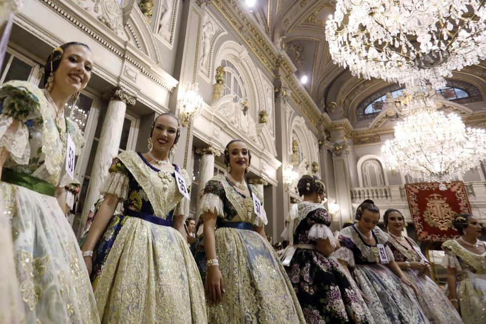 Las aspirantes a fallera mayor conocen el Salón de Cristal