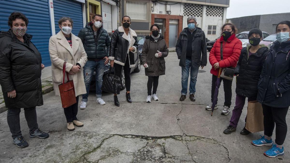 Vecinos del Agra do Orzán posan en la calle.  | // CASTELEIRO/ROLLER AGENCIA