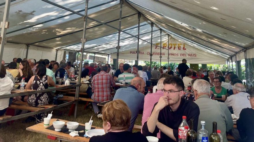 Corpus y comida de confraternidad en el campo de la fiesta de Losón |