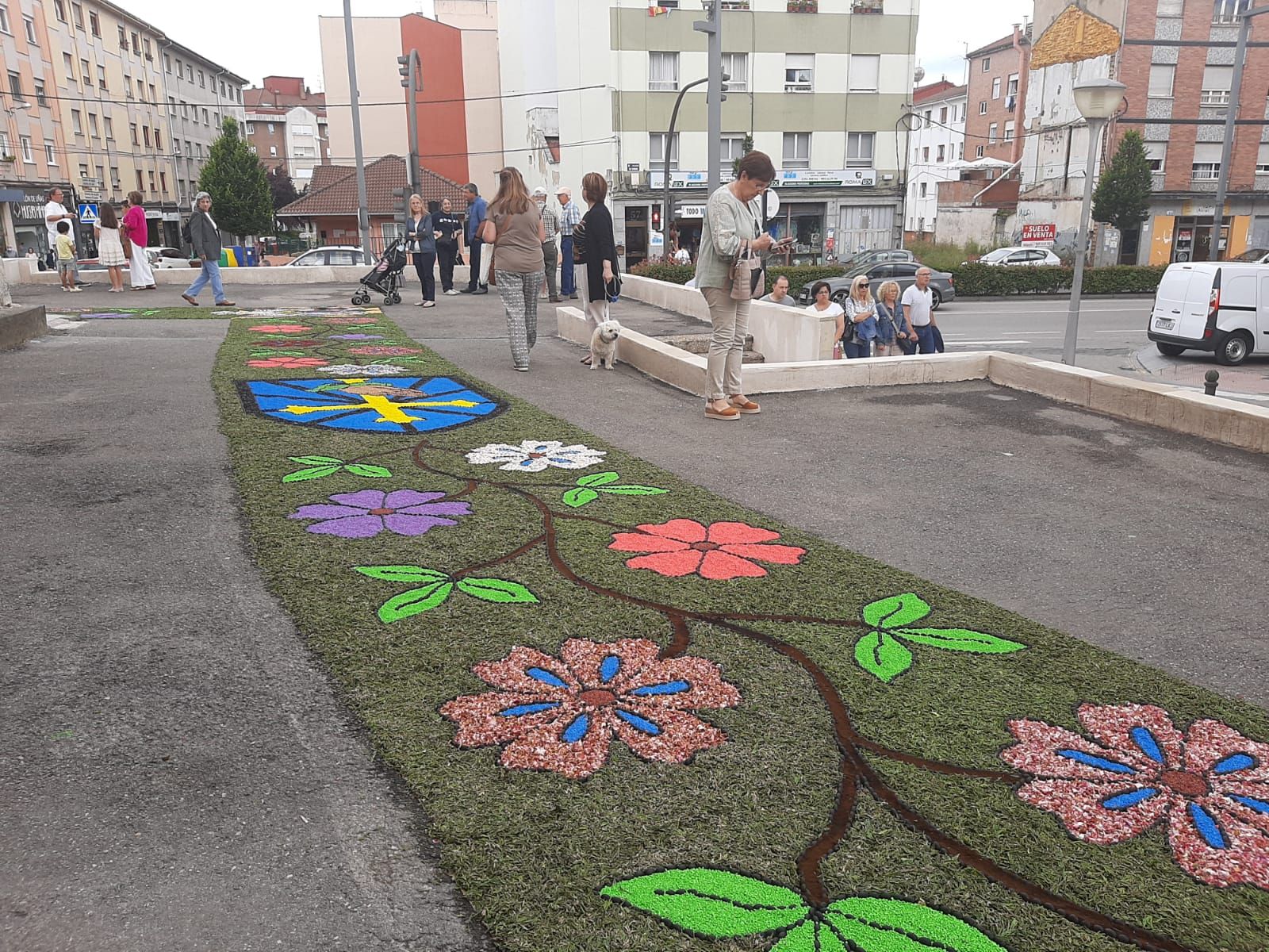 Lugones celebra el Corpus: así ha sido la jornada con alfombras florales y niños de comunión