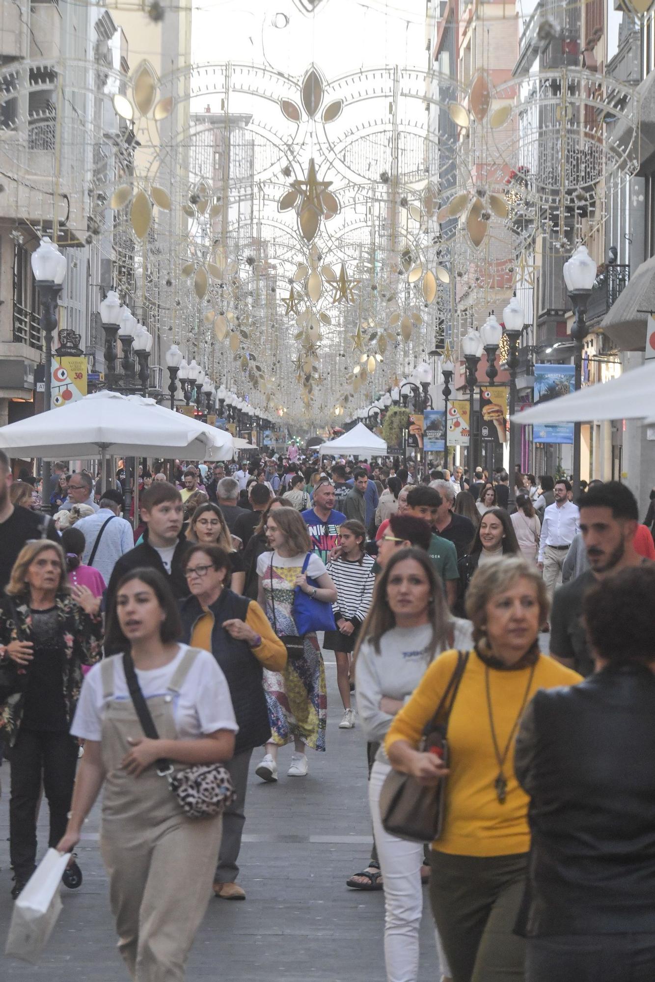 Gente en la zona comercial de Triana en el día previo a la Nochebuena