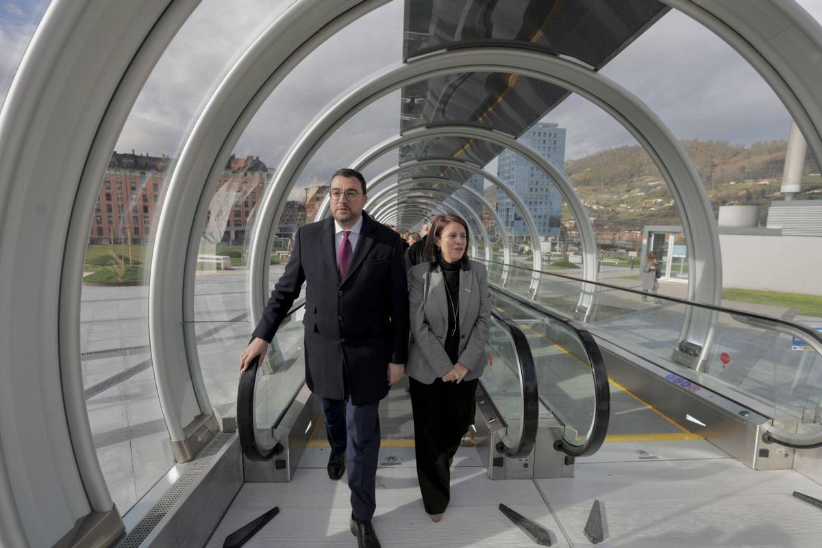 Barbón inaugura los pasillos rodantes  del HUCA y la nueva parada de autobús del hospital.