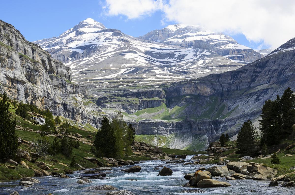 A los pies del río se extienden, en los laterales, las paredes del valle glaciar