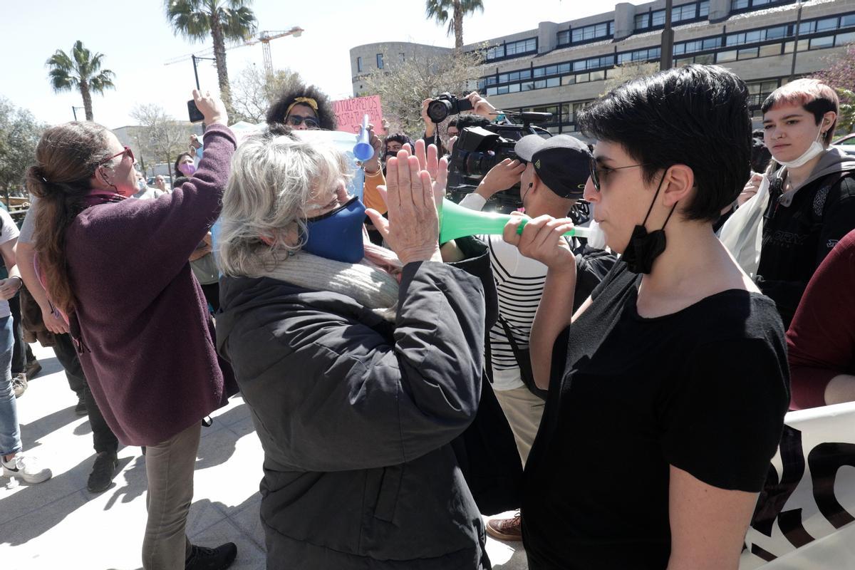La UIB suspende por las protestas una conferencia sobre transexualidad La UIB suspende por las protestas una conferencia sobre transexualidad