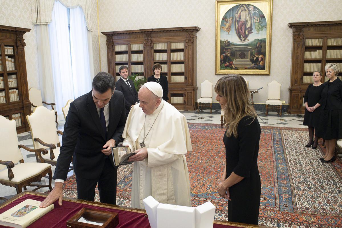 El presidente del Gobierno, Pedro Sánchez (i), durante una audiencia con el Papa Francisco, en el Vaticano, (Italia), en octubre de 2020.