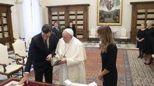 El presidente del Gobierno, Pedro Sánchez (i), durante una audiencia con el Papa Francisco, en el Vaticano, (Italia), en octubre de 2020. 