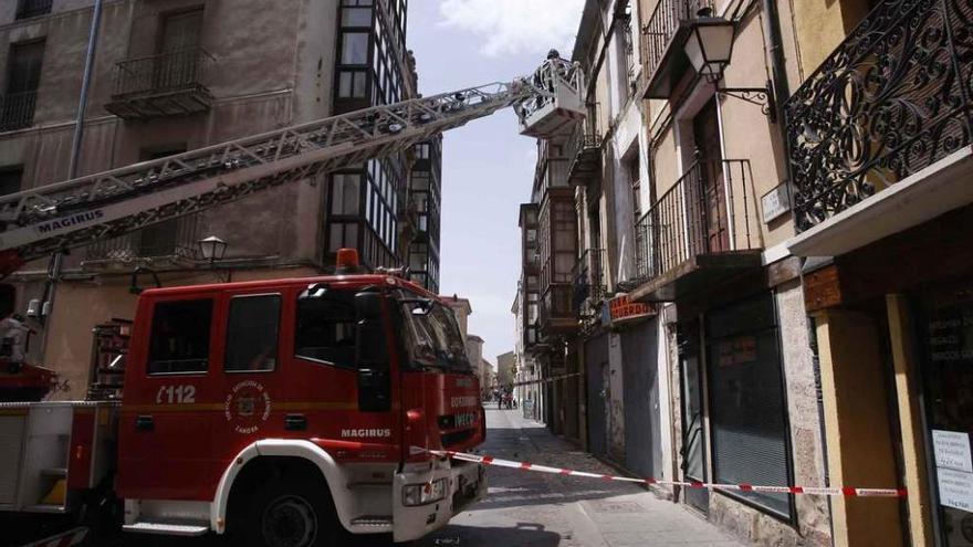 Los bomberos aseguran una fachada en el casco antiguo