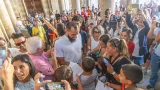 El campeón del mundo Borja Iglesias conquista a sus paisanos con su eterna sonrisa