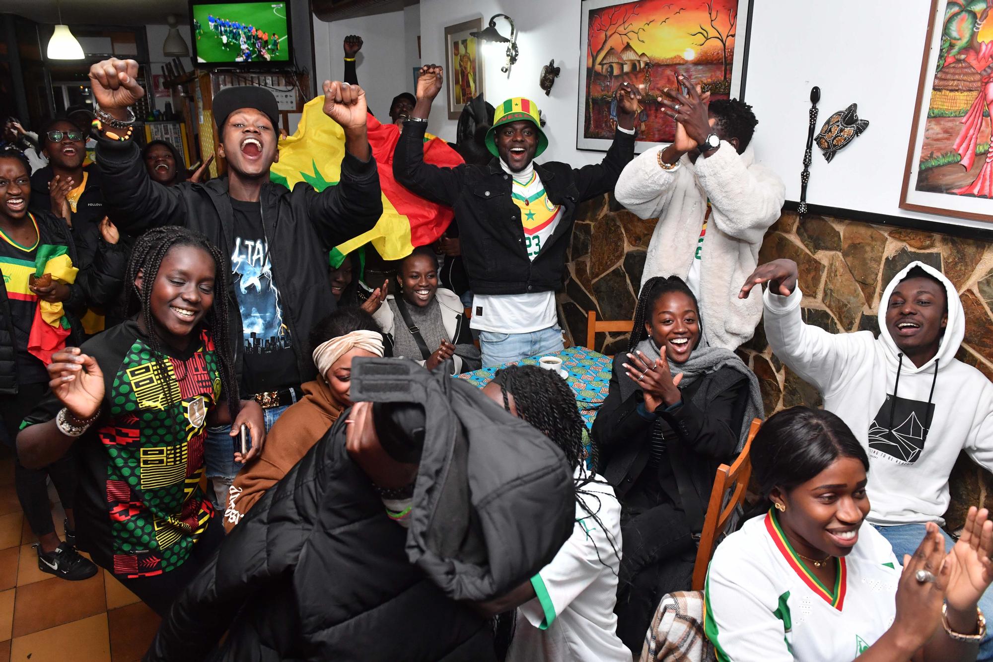 Senegaleses en A Coruña se reúnen en el Agra para ver el partido Senegal-Inglaterra en el Mundial de Qatar
