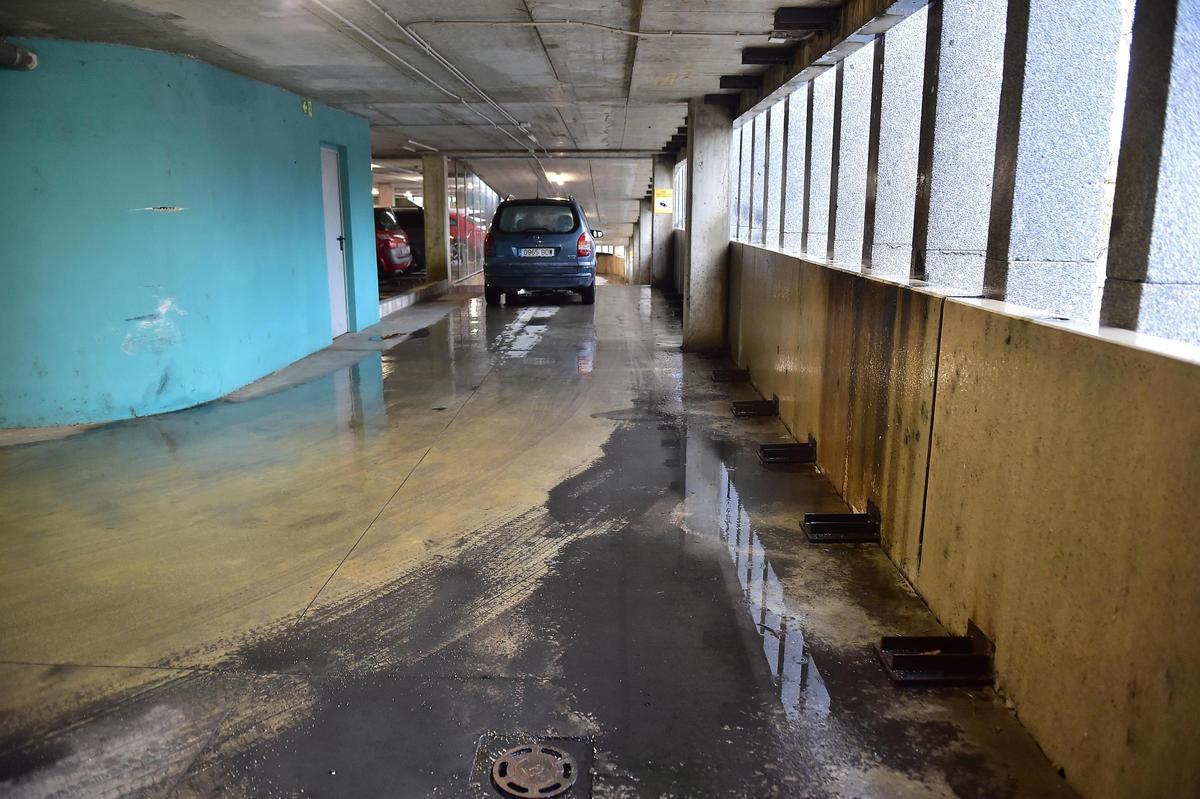 Vía de circulación en el interior del parking del puente Trujillo de Plasencia.